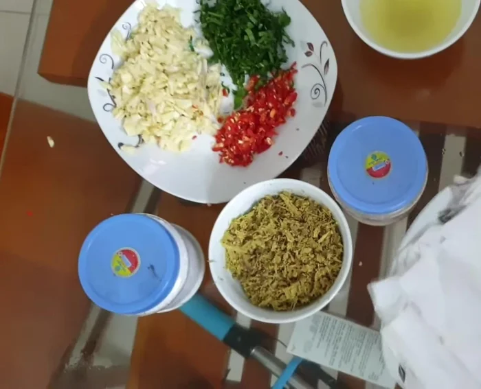 Ướp thịt cá với hành tím, tỏi, ớt, đường, nước cốt chanh và gia vị. Để khoảng 5 phút cho cá ngấm gia vị.