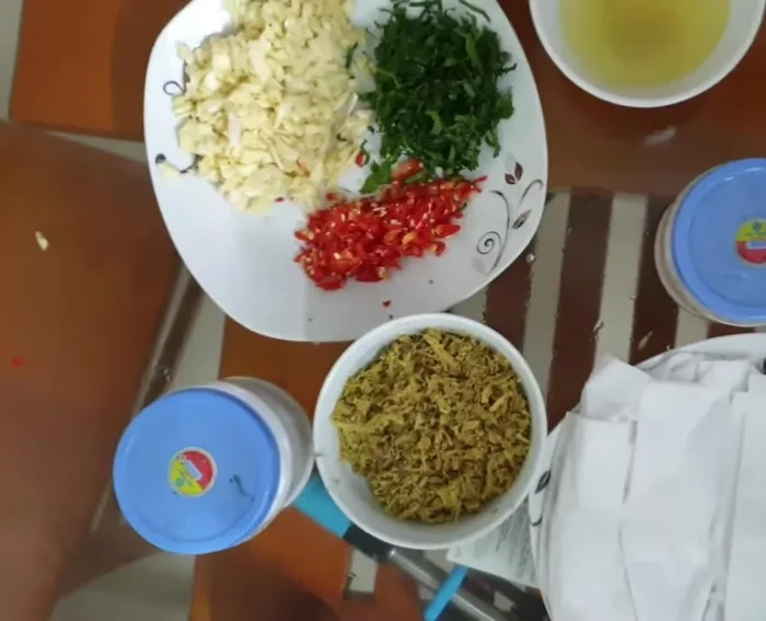 Thái nhỏ rau răm, ớt, tỏi.