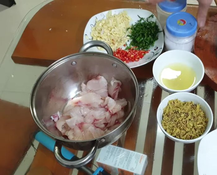 Trộn đều thịt cá với rau răm, ớt, tỏi đã chuẩn bị.
