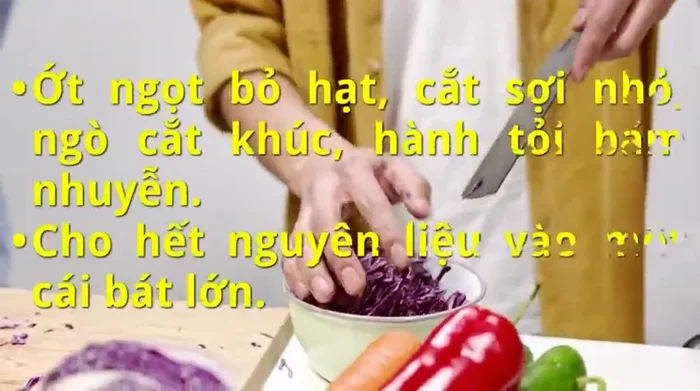 Cà rốt bỏ hạt, cắt sợi nhỏ.