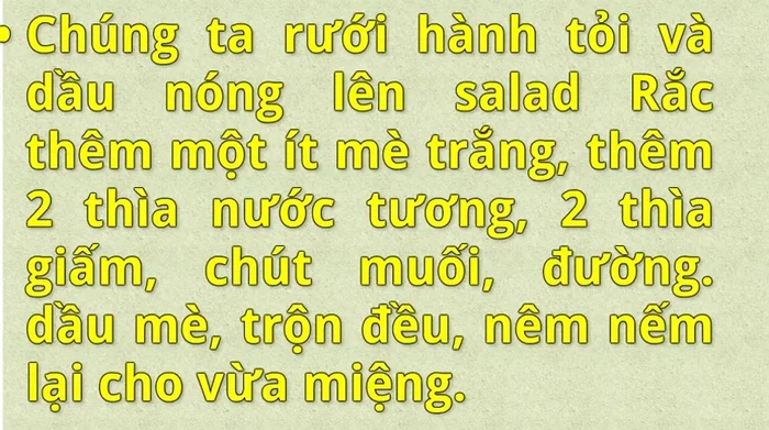 Trộn hành tỏi và dầu nóng lên bắp cải. Thêm một ít mè trắng.