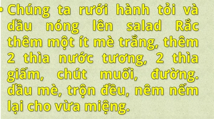 Thêm 2 thìa nước tương, 2 thìa giấm, đường, dầu mè. Trộn đều, nêm nếm lại cho vừa miệng.