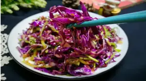 Cách làm Salad Bắp Cải Tím giàu Vitamin C ngừa bệnh xương khớp