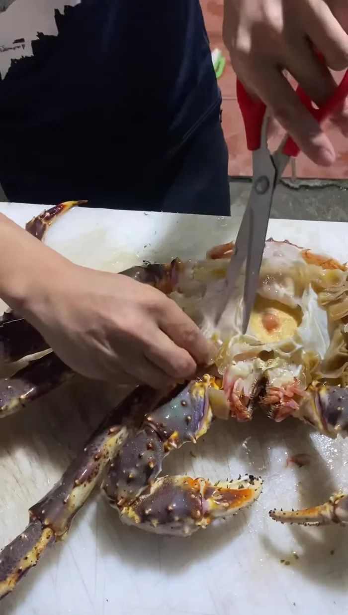 Cho cua vào nồi hấp.