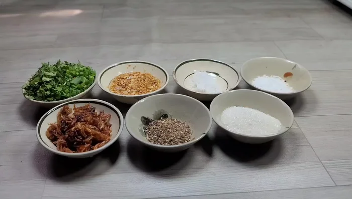 Sơ chế củ cải đỏ: gọt vỏ, thái nhỏ. (149.12)