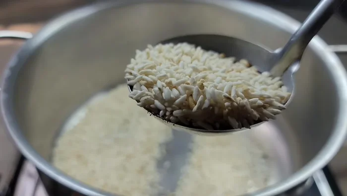 Cho gạo vào nồi, chế nước, đun sôi, vớt bọt. (321.6)