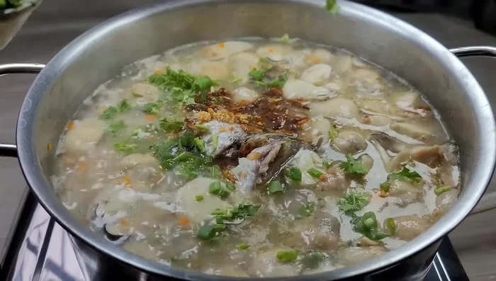 Tắt bếp, rắc hành lá, ngò rí, tiêu lên trên. (57.399)