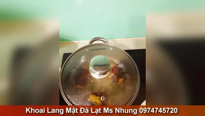 Khoai luộc: Rửa sạch khoai. Khoai to thì cắt nhỏ, khoai vừa thì cắt đôi. Cho khoai vào nồi, đổ nước ngập khoai. Đun sôi 15 phút, dùng đũa kiểm tra độ chín. Nếu khoai chín, tắt bếp, để ráo nước. Đun thêm 3 phút để nước rút, khoai ngọt hơn.