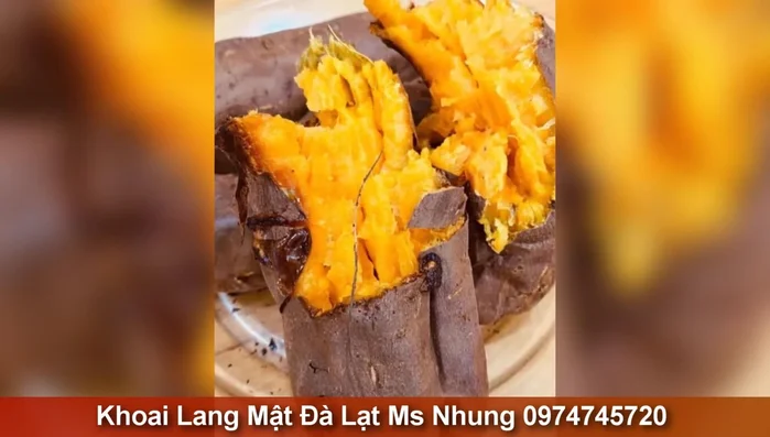 Khoai nướng: Chọn củ khoai to, nướng trên vỉ, trở đều tay để khoai chín đều và không bị cháy. Khoai nướng Đà Lạt rất ngon!