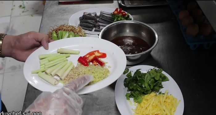 Chuẩn bị nguyên liệu: cá kèo, lá giang, bạc hà, cúc tươi, rau muống, rau răm, cà chua, bắp chuối, sả, tỏi, ớt, nước me, đậu chua, hạt nêm, đường, muối, nước mắm, bún.