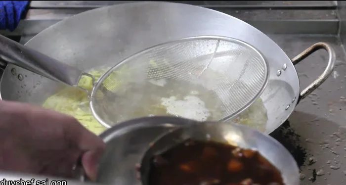 Cho các loại rau vào nồi lẩu.