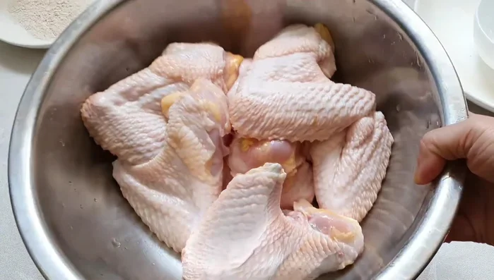 Vớt cánh gà ra để ráo nước, dùng giấy thấm khô.