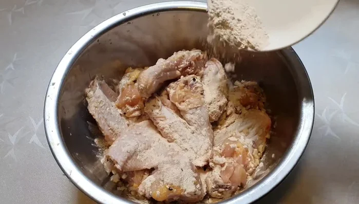 Lắc đều cánh gà với bột chiên giòn khô.