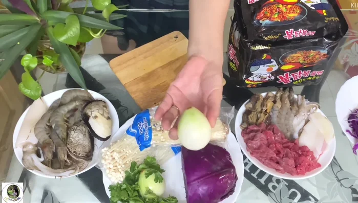 Thái thịt bò và rửa sạch.