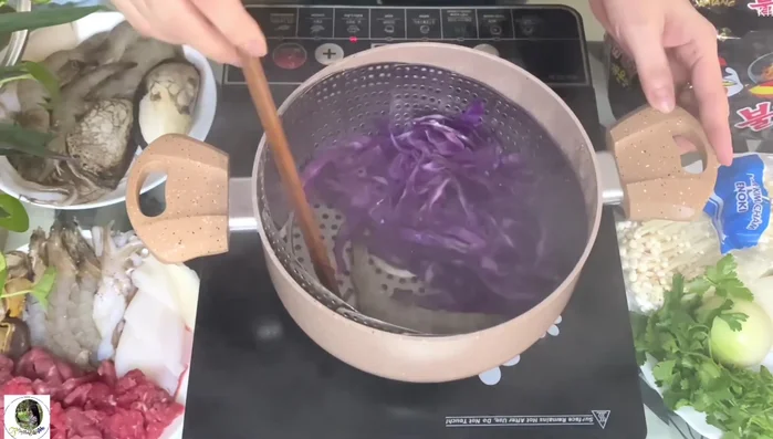 Cho tôm vào hấp cùng bắp cải tím.
