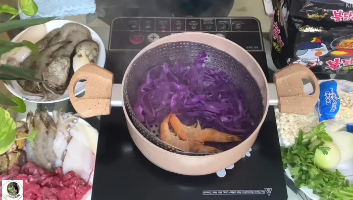 Sau khoảng 1 phút, tôm chuyển sang màu vàng, cho nấm kim châm và hành tây vào.