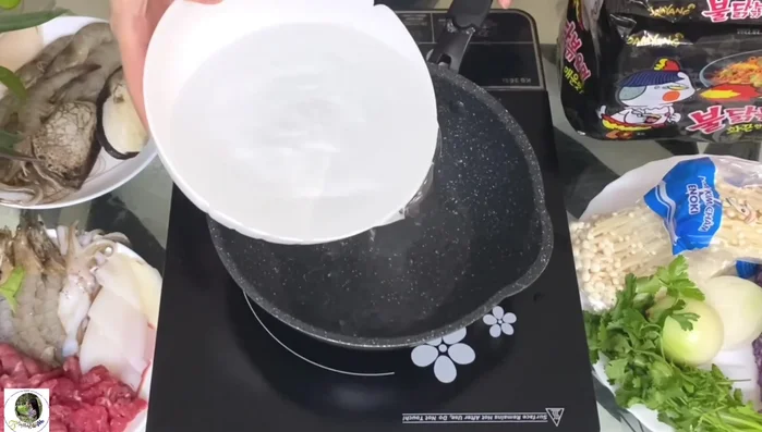Chuẩn bị một tô nước sôi để nấu mì.