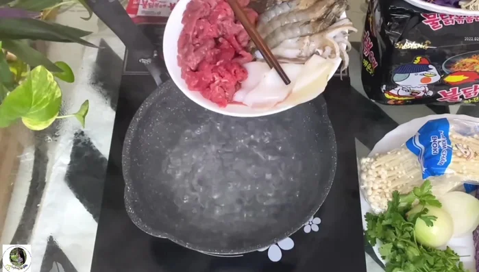 Cho mực vào nước sôi.
