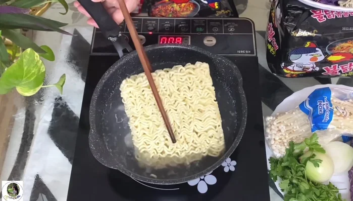 Cho mì vào nước sôi, nấu cho đến khi mì chín và dai.