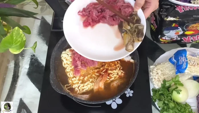 Thêm thịt bò vào.