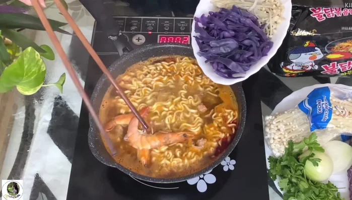 Sau khoảng 2 phút, cho tất cả rau củ đã hấp chín vào.