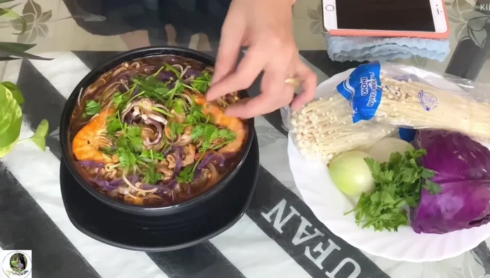 Thêm ngò rí để tăng mùi vị.