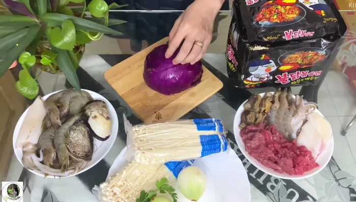 Thái miếng bắp cải tím và rửa sạch.