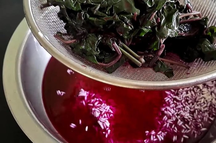 Cho nếp vào nước lá cẩm đã nguội, thêm 1/2 muỗng canh muối, ngâm trong 4-5 tiếng.