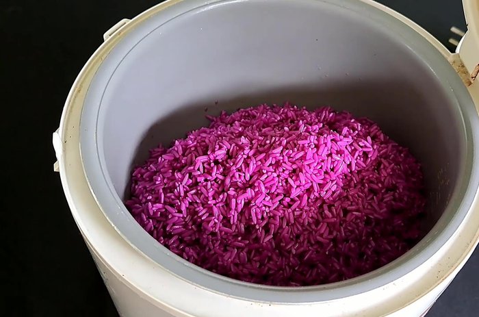 Cho nếp vào nồi cơm điện, thêm hỗn hợp nước cốt dừa vào.