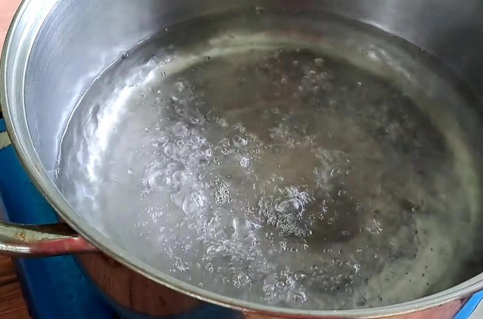 Cho 900ml nước lọc vào nồi, đun sôi. Sau đó cho 200g lá cẩm vào, đun khoảng 10 phút rồi tắt bếp, để nguội.