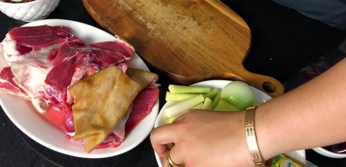 Sơ chế thịt dê: Rửa sạch thịt dê, cắt thành miếng vừa ăn (81.11).