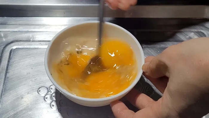 Đánh đều trứng cho đến khi tan và bông, khoảng vài phút.