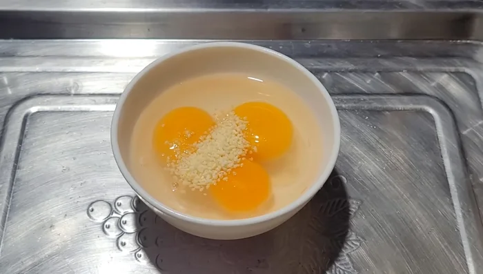 Đập 3 quả trứng vịt ra tô. Cho vào 1 muỗng cà phê hạt nêm, 1 muỗng cà phê nước mắm, 1/2 muỗng cà phê đường, 1 ít tiêu.