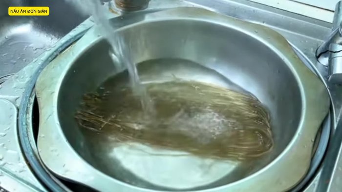 Cho miến vào tô lớn, đổ nước nóng ngâm khoảng 10-15 phút cho mềm. (16.68)