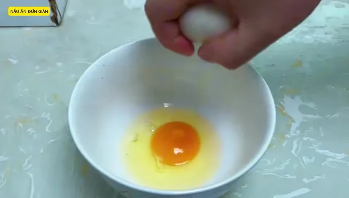 Đập 4 quả trứng vào tô, dùng đũa đánh đều cho tan. (19.8)