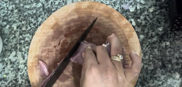 Xay thịt nạc dăm. (Có thể mua thịt xay sẵn).