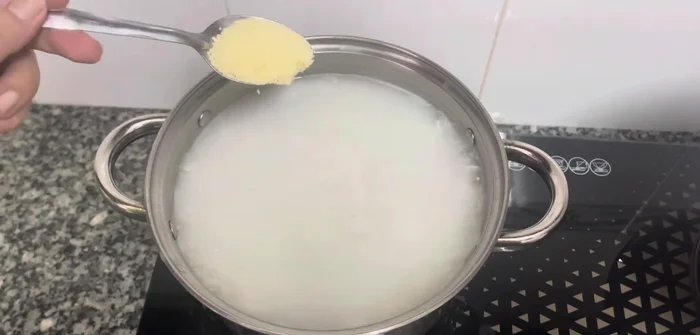 Khi cháo sôi nhẹ, nêm 2 muỗng hạt nêm và muối vừa ăn.