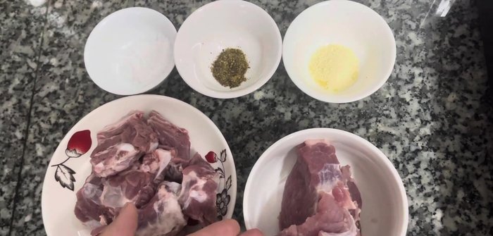 Rửa sạch sườn non và để ráo nước.