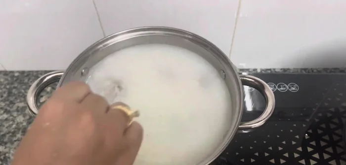 Đảo đều cháo cho đến khi chín nhừ.