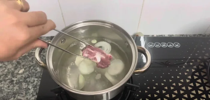 Trụng hành tây trong nước sôi khoảng 3 phút rồi vớt ra.