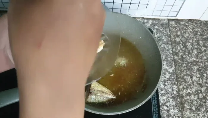 Vớt cá ra để ráo dầu.