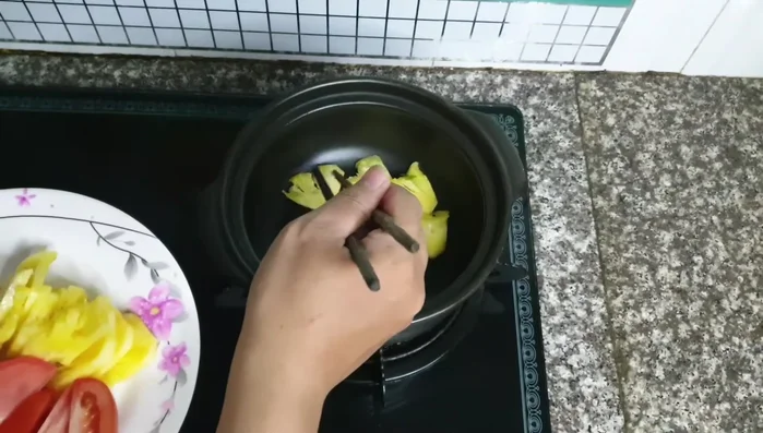 Xếp một lớp thơm ở đáy nồi đất để cá không bị khét.