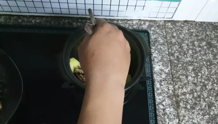Xếp cá vào nồi.