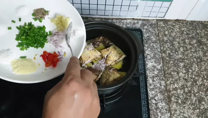 Cho gia vị vào nồi: hành tỏi băm, tiêu, bột ngọt, đường, muối, hạt nêm, nước mắm, 1/2 số cà chua. Nêm nếm vừa ăn.