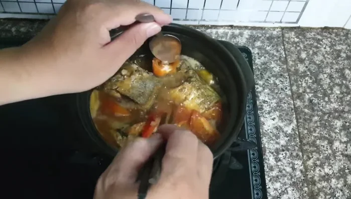 Khi nước gần cạn, trở cá và tiếp tục kho đến khi cạn hẳn.