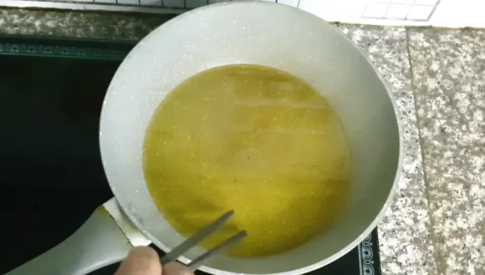 Chiên cá cho đến khi vàng đều hai mặt. Cho khoảng 1 chén dầu ăn vào chảo, đợi dầu nóng rồi cho cá vào chiên.