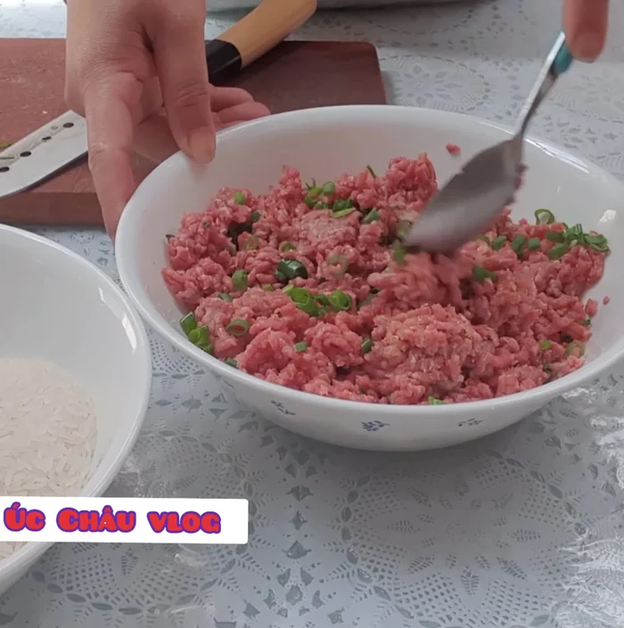 Múc cháo ra tô, có thể thêm nước mắm nếu muốn.