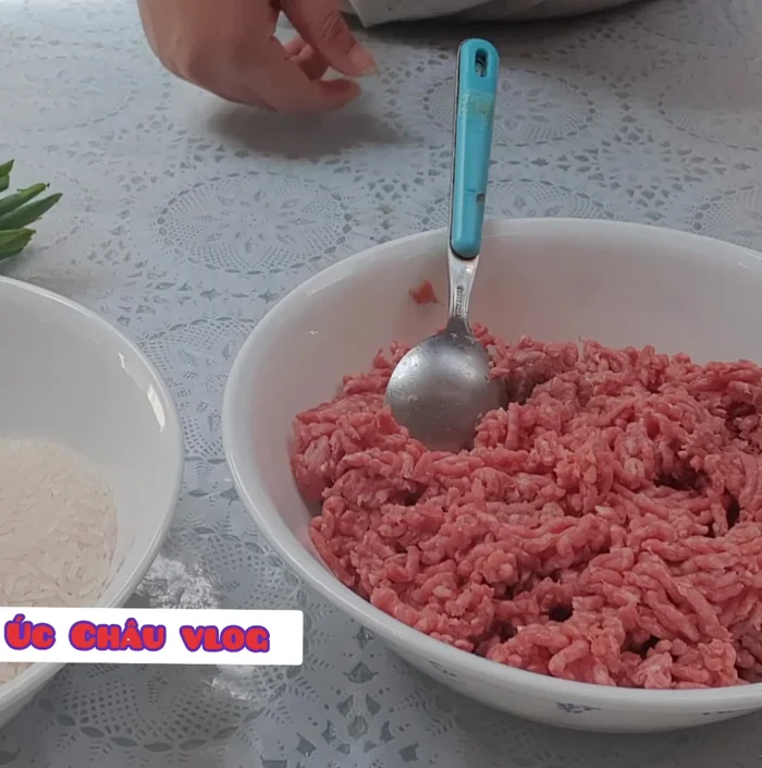 Cho gạo và gạo nếp vào nồi thịt bò, thêm nước và đun sôi.
