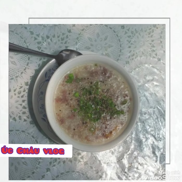 Chuẩn bị nguyên liệu: Thịt bò băm 500g, 2 chén gạo, ½ chén gạo nếp, 1 muỗng cà phê muối, 2 muỗng cà phê đường, 1 muỗng cà phê tiêu, hành tím băm nhỏ.