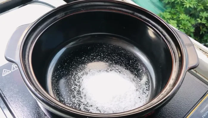 Thắng nước màu: Cho 30g đường và 1 muỗng canh nước lọc vào nồi đất, đun lửa trung bình đến khi đường chuyển màu vàng cánh gián, tắt bếp.
